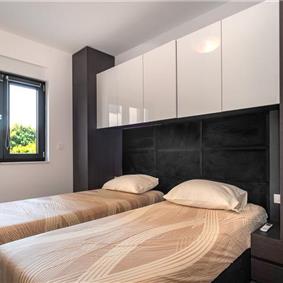 4 Bedroom Villa with Pool near Vodice town, Sibenik Riviera, sleeps 8